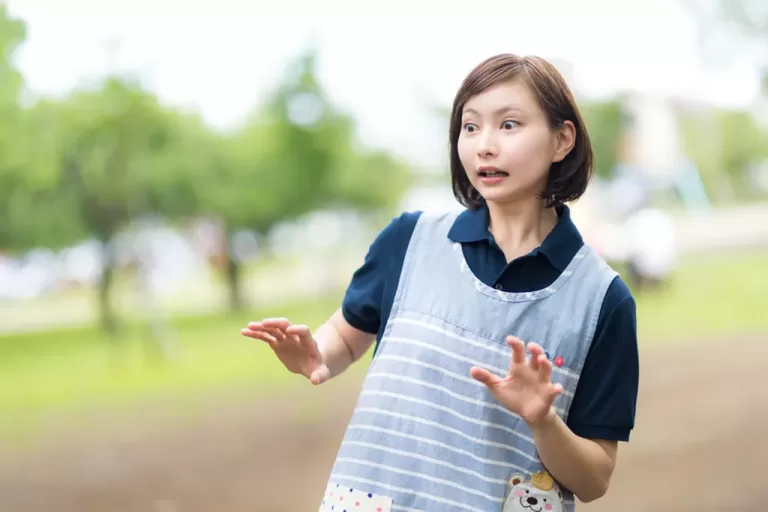 對浴缸沒有水龍頭感到驚訝的女子